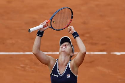La argentina Nadia Podoroska celebra después de ganar contra la checa Barbora Krejcikova en los octavos de final de Roland Garros