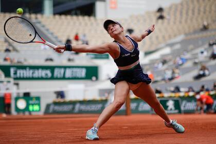 La argentina Nadia Podoroska juega contra la polaca Iga Swiatek en el partido semifinal del torneo de tenis Abierto de Francia en el estadio Roland Garros en París, Francia, el jueves 8 de octubre de 2020