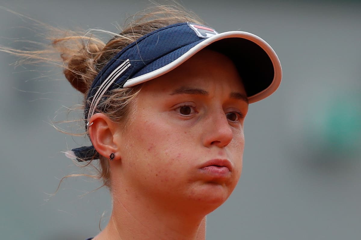La argentina Nadia Podoroska reacciona después de fallar un tiro contra la polaca Iga Swiatek en el partido semifinal del torneo de tenis Abierto de Francia en el estadio Roland Garros en París, Francia, el jueves 8 de octubre de 2020