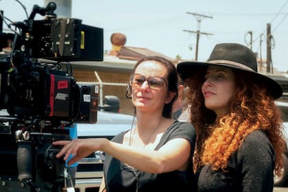 La argentina Natasha Braier (izq.) junto a la directora del film Honey Boy, Alma Har’el