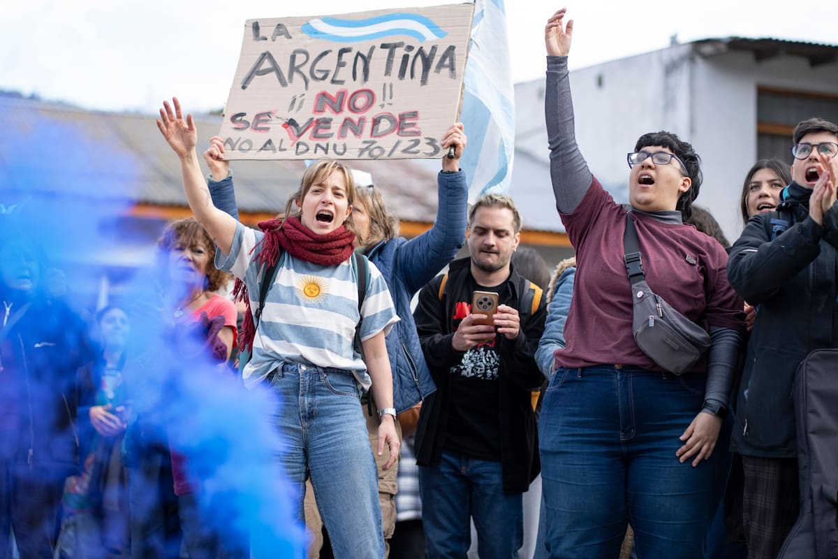"La Argentina no se vende; no al DNU 70/23", dice la pancarta que exhibió un manifestante el jueves pasado, en San Martín de los Andes, adonde viajaron los jueces de la Corte para una actividad oficial