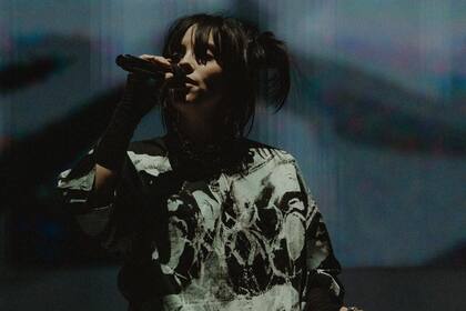 La Argentina se hizo presente en el show de Billie Eilish en Glastonbury con dos icónicas banderas que flamearon entre el público