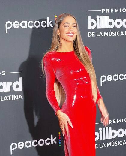 La argentina sorprendió con un look rojo en los Premios Billboard de la Música Latina