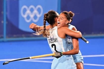 La argentina Valentina Raposo Ruiz De Los Llanos (R) celebra con su compañera Agustina Gorzelany.