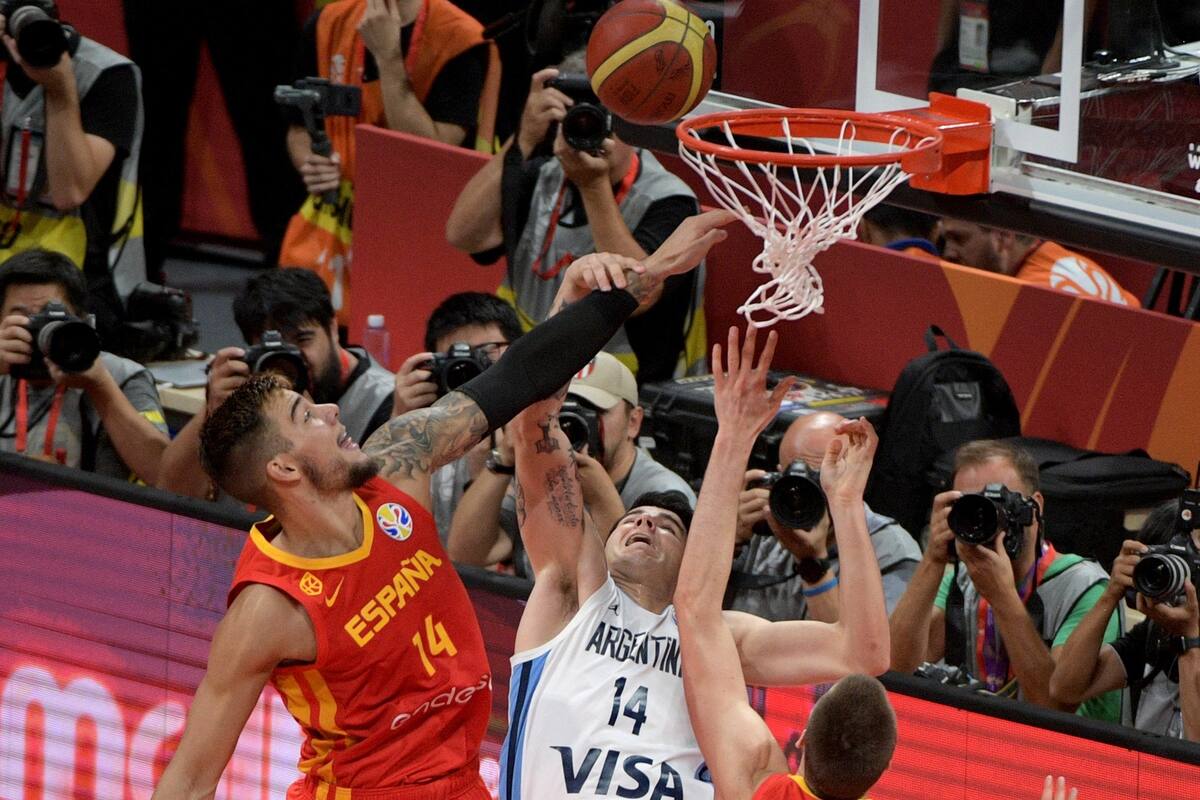 La Argentina volverá a enfrentarse con España en el Grupo C de los Juegos Olímpicos; en la imagen, Willy Hernangómez y Gabriel Deck