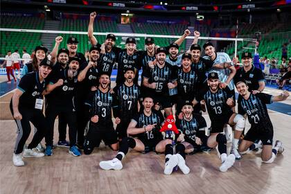 La Argentina ya se aseguró su pasaje a París 2024, por lo que celebró con la mascota Phryge