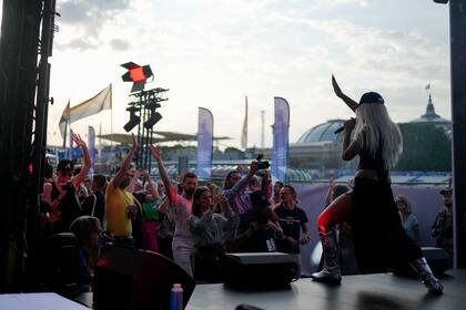 La aritista Jaydena Athena de Martel actúa en la inauguración de la Casa del Orgullo, el espacio seguro para la comunidad de atletas LGBT+, durante los Juegos Olímpicos de Verano de 2024, el lunes 29 de julio de 2024, en París, Francia. (Foto AP/Natacha Pisarenko)