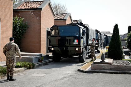 El Ejército italiano traslada cuerpos de víctimas del coronavirus