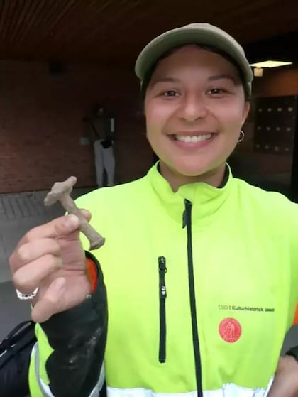 La arqueóloga Charlotte Finnebråten enseña el tamaño de los remaches que unieron maderas de 2,5 centímetros de espesor