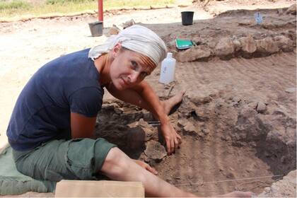 La arqueóloga y antropóloga francesa Fanny Bocquentin lideró al equipo que desenterró y analizó los restos de un guerrero cremado hace 9000 años en el actual Israel (ARSCAN)