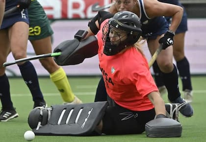 La arquera argentina Cristina Cosentino se arroja ante un remate de las australianas, en la derrota por 1-0 por la Pro League.