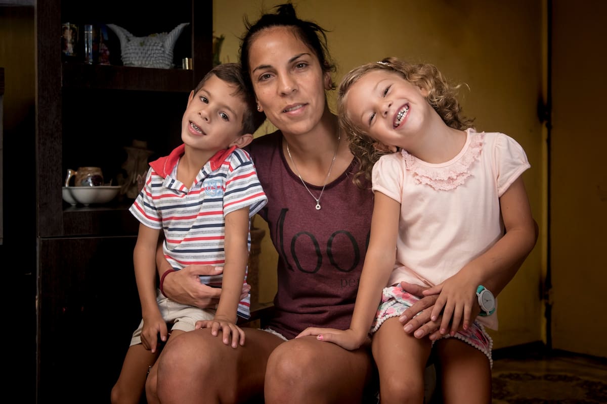 La arquera de la selección en su casa junto a sus hijos Romeo y Luna, en Rosario.
