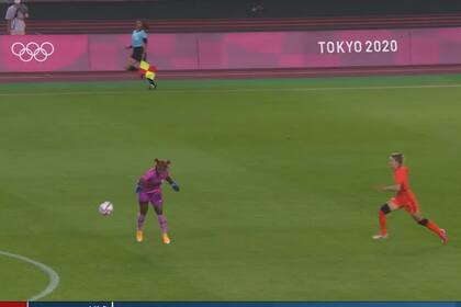 La arquera de Zambia falla en la salida y Holanda anota el primer gol