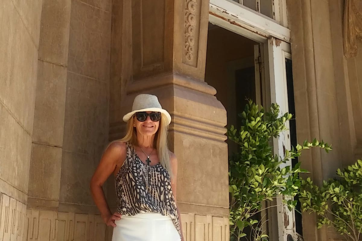 La arquitecta Adriana Piastrellini recorre la Argentina en busca de diseños art déco y realiza viajes turísticos que siguen este estilo