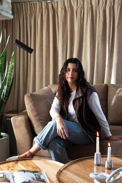 La arquitecta Aylén Costantini hizo a medida este sofá para su cliente, con uno de los brazos inclinados para que pudiera recostarse a leer.