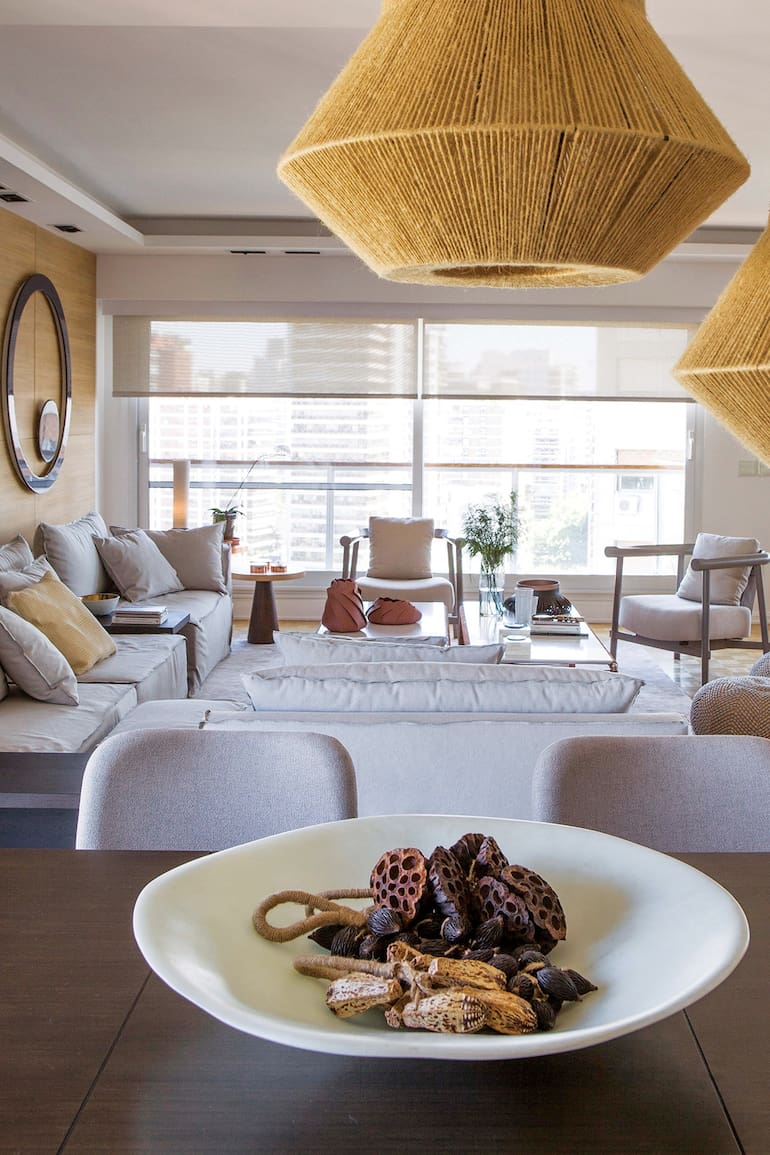 La arquitecta Diana Reisfeld tomó el desafío de renovar íntegramente un departamento en Belgrano, y le dio una identidad única gracias al equilibrio perfecto entre la luz y la combinación de texturas.