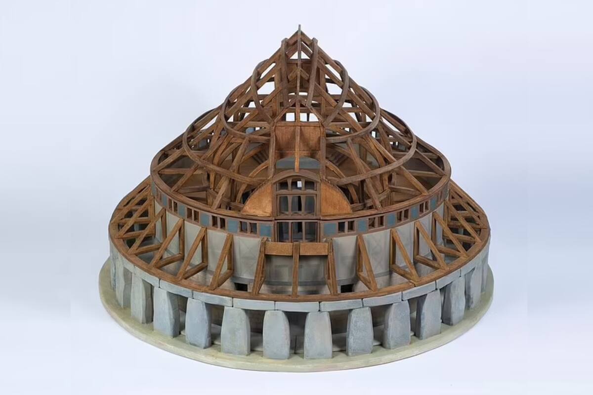 La arquitecta diseñó una copia a escala de la singular estructura de Stonehenge con techo