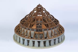 La arquitecta diseñó una copia a escala de la singular estructura de Stonehenge con techo