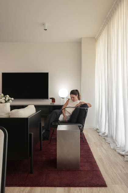 La arquitecta, en el living del departamento. La mesa de arrime, realizada por Martín Mercante a pedido del Estudio.