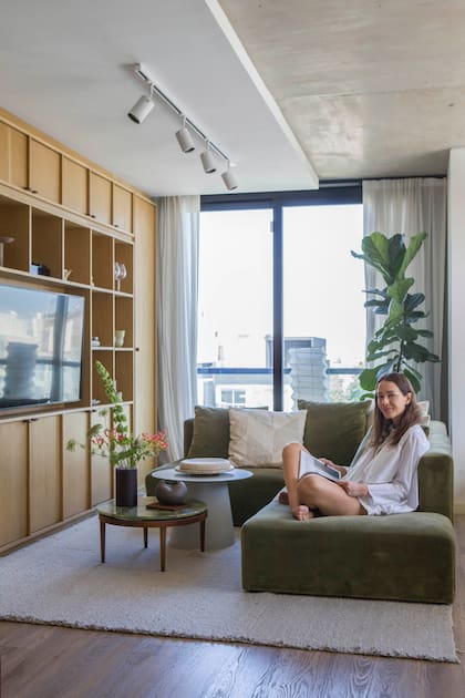 La arquitecta Malola Canay en su casa, para la que también eligió un modelo de Helmut.