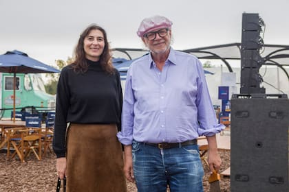 La arquitecta Mariana Kratochwil, directora de Living y curadora de Experiencia Living, junto al cocinero Francis Mallmann, que también estuvo de visita