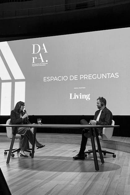 La arquitecta Mariana Kratochwil fue la responsable de acercar las preguntas del público a los disertantes.