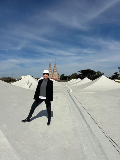 La arquitecta Mariana Quiroga, asesora patrimonial, supervisa la recuperación de la cubierta curva de hormigón de la Terminal, joya de la arquitectura moderna inaugurada en 1966