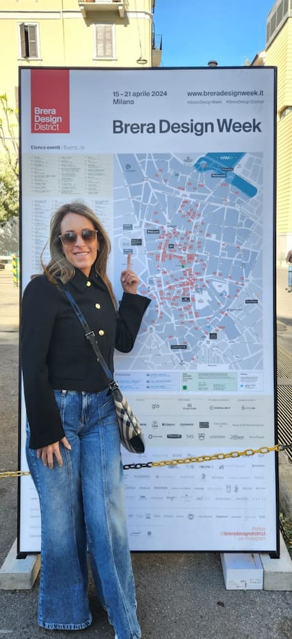 La arquitecta Paola Zuquetto Dockhorn en uno de sus muchos viajes a la feria de Milán, para ella disfrutable sobre todo en el aspecto social y de fiesta del diseño.