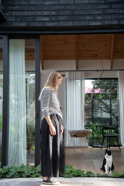 La arquitecta y dueña de casa con su gato.