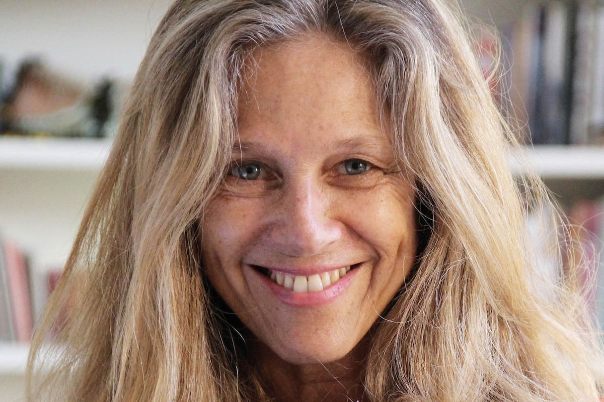 La arquitecta y pionera del diseño de indumentaria en el país presenta su nuevo libro, La metáfora de la piel, con la que se recibió de Doctora en la Universidad Politécnica de Madrid. La piel como conexión, lugar de interacción y construcción de sentido.