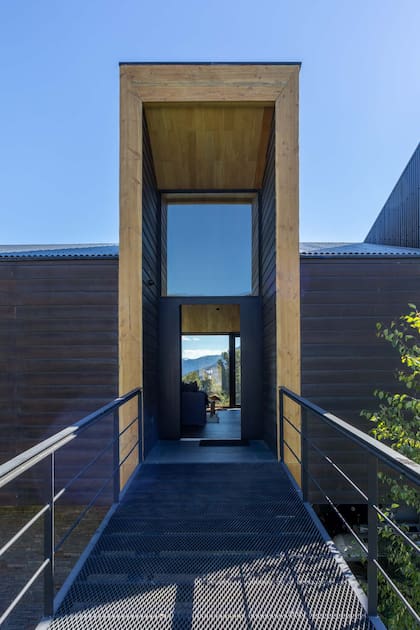 La arquitectura construye un eje visual que, desde el ingreso, dirige la mirada hacia el paisaje patagónico.