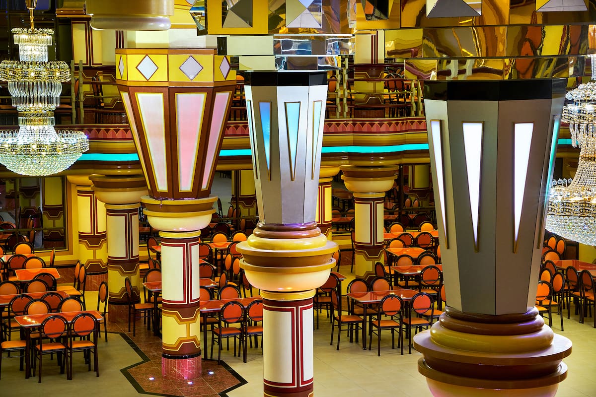 La arquitectura de Freddy Mamani fotografiada por Florencia Blanco, en Fundación Larivière