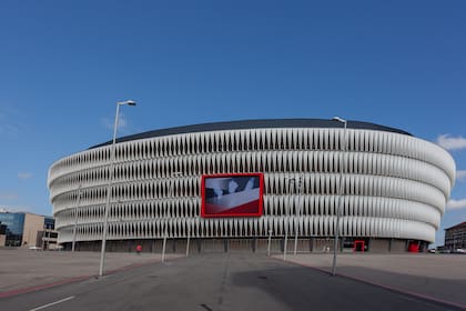 La arquitectura del San Mamés destaca por su fachada dinámica y un techo estructural formado por cerchas metálicas