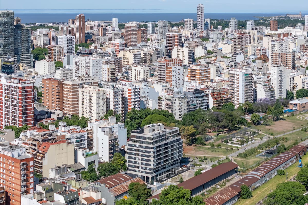 La arquitectura moderna crea espacios centrales que organizan todo el proyecto y prioriza lugares que realmente se habitan como estares, comedores y expansiones