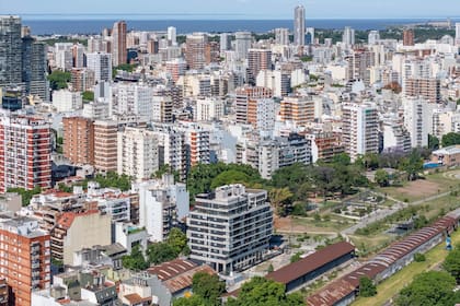 La arquitectura moderna crea espacios centrales que organizan todo el proyecto y prioriza lugares que realmente se habitan como estares, comedores y expansiones