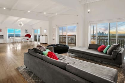 La arquitectura moderna crea espacios centrales que organizan todo el proyecto y prioriza lugares que realmente se habitan como estares, comedores y expansiones