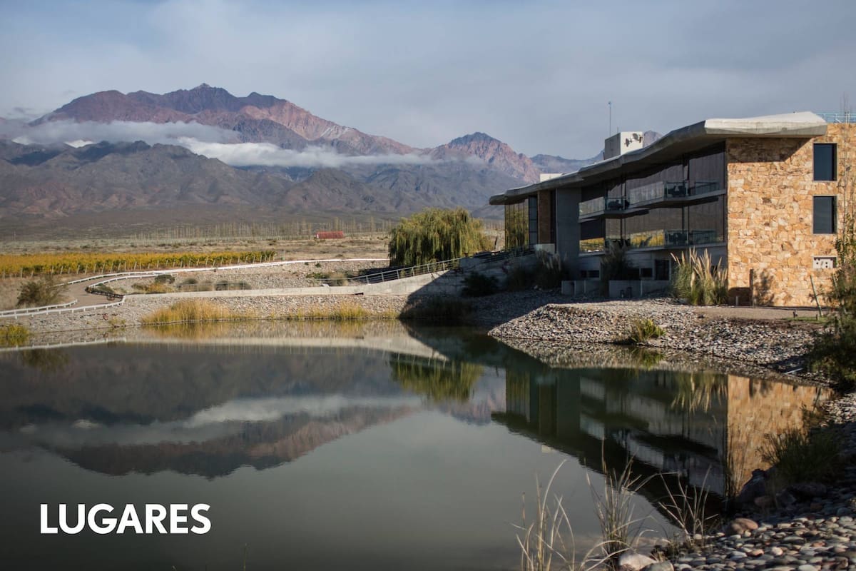 La arquitectura se fusiona con el paisaje semidesértico.