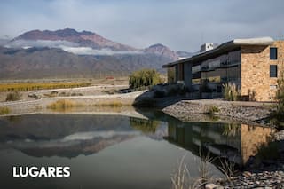 El hotel de diseño futurista que propone una exquisita estadía entre viñedos y picos nevados