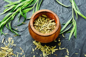 La artemisa es una de las hierbas utilizadas para preparar una infusión que morigera los malestares menstruales (Foto Pexels)