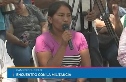 La artesana wichi le explica a Insfrán que a ellos les conviene vender por internet, que su abuela tenía que cambiar sus artesanías por ropa o mercadería porque no lograba venderlas, pero el caudillo provincial no quedó conforme.