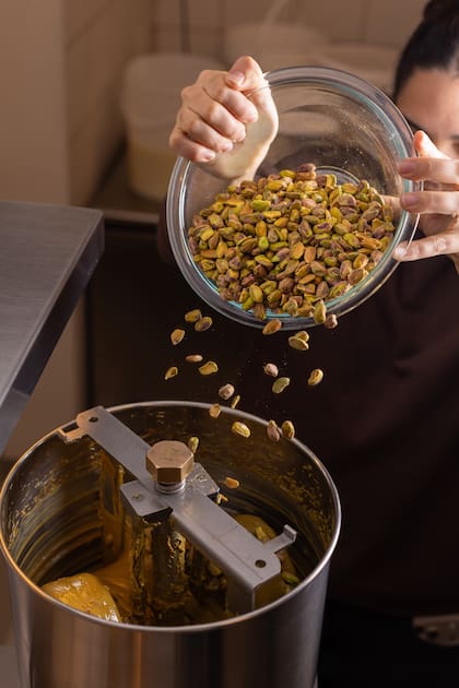 La artesanalidad implica tostar y moler los propios pistachos, una dedicación que se traslada a cada materia prima que utilizan