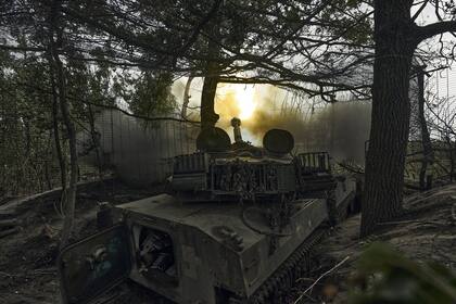 La artillería ucraniana ataca posiciones rusas en la línea del frente cerca de Bakhmut