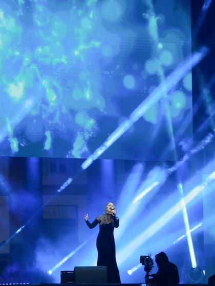 La artista argentina Lola Ponce cerró el show con la canción "No llores por mí Argentina"