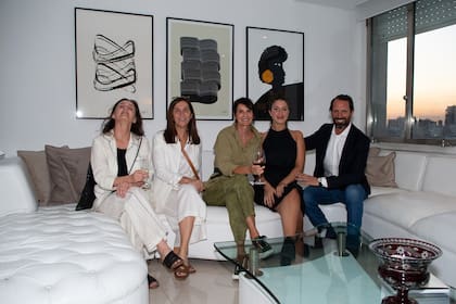 La artista audiovisual Andrea Alkalay, Vicky Álvarez Echagüe, María Giménez, la artista Sofía Freixas y Agustín Freixas en el apartamento intervenido. En enero Sofía viajará a Europa, a estudiar y a encontrarse con nuevas galerías que esperan contar con sus trabajos. "Mi obra es muy versátil, no son todos iguales", detalló Sofía.