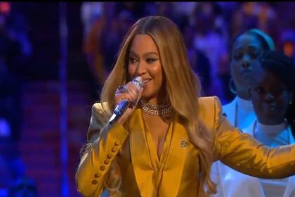 La artista Beyoncé cantó "Halo" y emocionó a todos