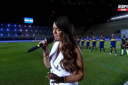 Ángela cantó el himno completo frente a las formaciones de Boca y Banfield