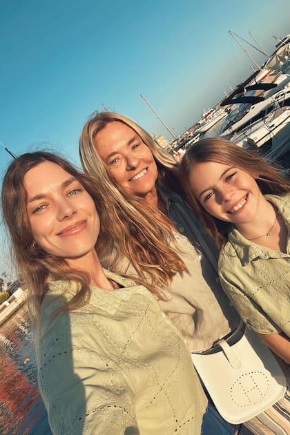 La artista con su madre, la trilliza María Eugenia, y su sobrina y ahijada, Cala, que la fueron a visitar en agosto. También fueron parte del viaje su papá Horacio y su sobrino César.