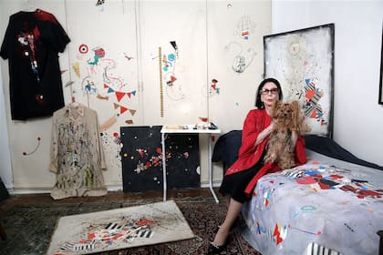 La artista, con su perrita Xul, rodeada de obra y muy activa a sus casi cien
