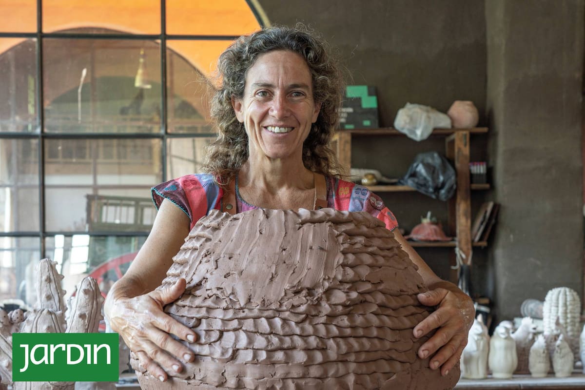 La artista con una de sus obras.