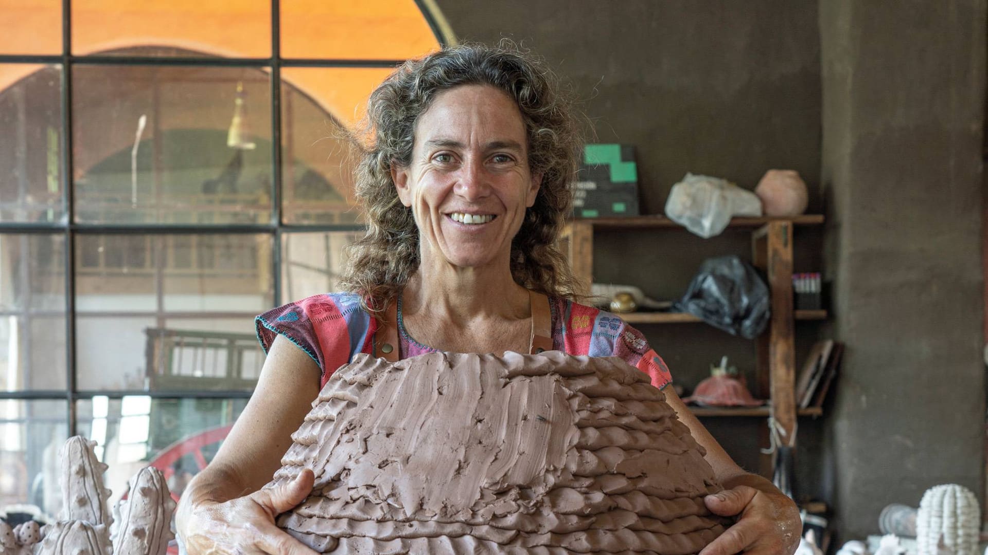 La artista con una de sus obras.